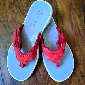 👠$25 SALE! Clarks Red Thong Sandals